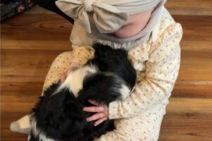 出会ってすぐにお友達になった赤ちゃんと子犬。ふたりの尊いやり取りに癒される人が続出！【アメリカ・動画】