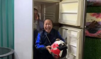 冷蔵庫の扉の向こうから人がゾロゾロと出てきた!?いったい何がどうなってるの?!?!