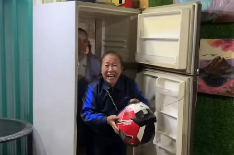 冷蔵庫の扉の向こうから人がゾロゾロと出てきた！？いったい何がどうなってるの？！？！