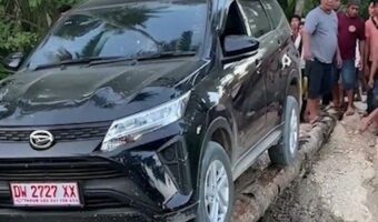 車幅ギリギリどころかオーバーしてる！？細い橋を車が渡る・・！！【海外・動画】