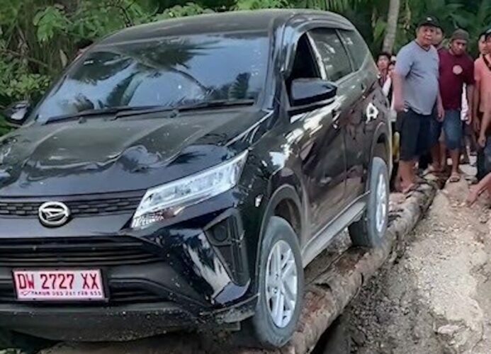 車幅ギリギリどころかオーバーしてる！？細い橋を車が渡る・・！！【海外・動画】