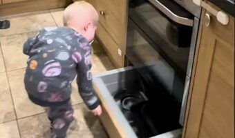 お手伝いをする幼い男の子。洗い物を渡してもらうと引き出しのチャイルドロックを外して・・って、あれ??【海外・動画】