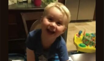 ラストピースをはめてパズルが完成！大喜びする男の子の身に、目を疑うハプニングが・・！！