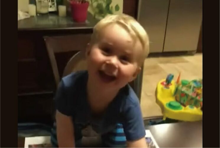 ラストピースをはめてパズルが完成！大喜びする男の子の身に、目を疑うハプニングが・・！！