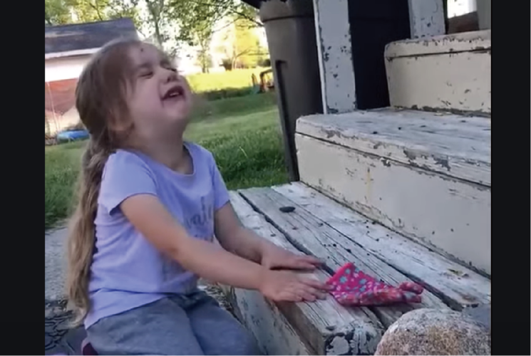 「すごくかわいい子だったのに・・」友達を見失い号泣する女の子。そのお友達は・・小さなイモムシ！？