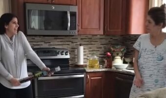 サプライズのはずがハプニングに！？紙吹雪が勢いよく舞うコンフェッティ・キャノンをお母さんに向けて構えた結果・・