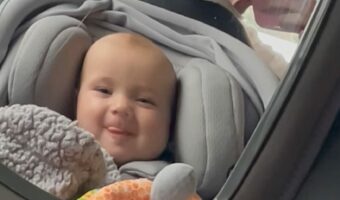 赤ちゃんが世紀の大発見!お口の中に・・何かある!?【海外・動画】