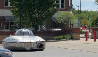 街中でUFO発見!その目的地は・・まさかのガソリンスタンド!?【アメリカ・動画】