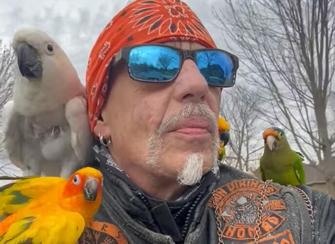 みんなで仲良くツーリング！バイクに一緒に乗るのはインコたち！！【アメリカ・動画】