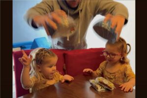 双子の仲の良さにほっこり。ハズレを引いた姉妹に対して、当たった女の子は・・【海外・動画】