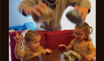 双子の仲の良さにほっこり。ハズレを引いた姉妹に対して、当たった女の子は・・【海外・動画】