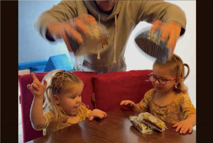 双子の仲の良さにほっこり。ハズレを引いた姉妹に対して、当たった女の子は・・【海外・動画】