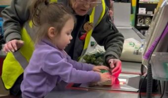 小さなレジ係の新人さん。商品を次々手に取ると、バーコードをテキパキ読み込んでいきます！【海外・動画】