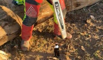 栓抜きは不用!ビール瓶のフタを開けるのに使うのは・・、まさかのチェーンソー!?【海外・動画】