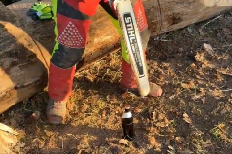 栓抜きは不用！ビール瓶のフタを開けるのに使うのは・・、まさかのチェーンソー！？【海外・動画】