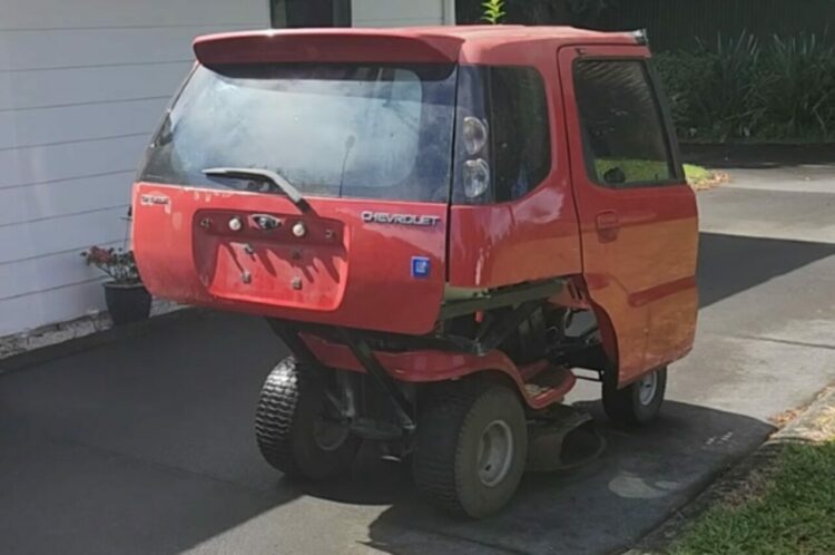 フロント部分もないしタイヤ周りは小振りだし・・。その不思議な乗り物は魔改造が施された「ある機械」でした！！【海外・動画】