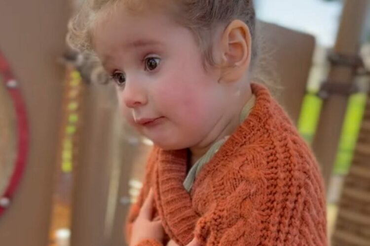 ご機嫌だったはずなのに！？女の子は『あるもの』を目にしてブルブル・・！！【アメリカ・動画】