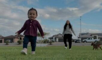 あんよが上手!と思ったら・・幼い女の子は『あるモノ』を発見!!【アメリカ・動画】