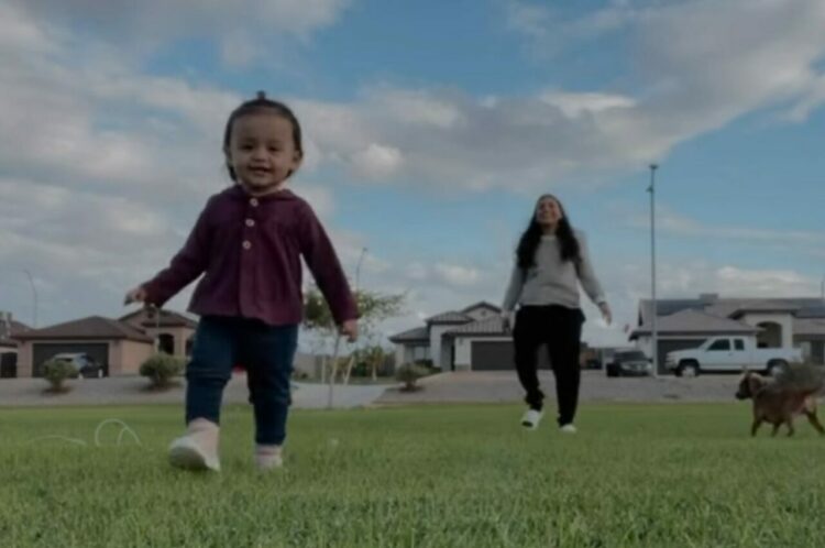 あんよが上手！と思ったら・・幼い女の子は『あるモノ』を発見！！【アメリカ・動画】