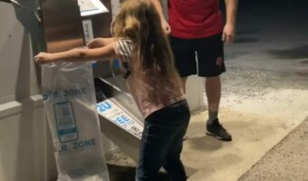 氷をキャッチ!のはずが・・袋を広げてスタンバイしていた女の子は笑ってしまう結末に!!