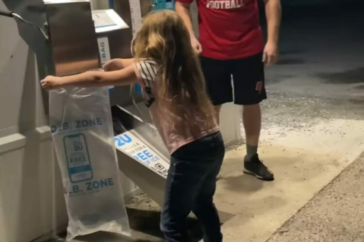 氷をキャッチ！のはずが・・袋を広げてスタンバイしていた女の子は笑ってしまう結末に！！