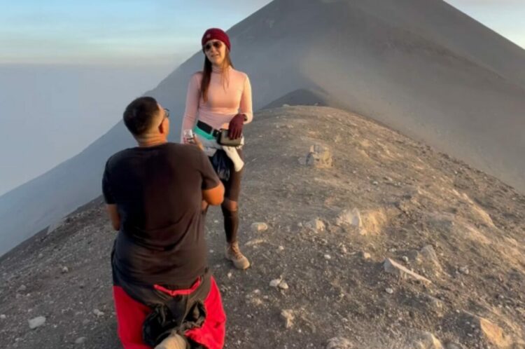 恋人にサプライズでプロポーズ！その時、偶然にも大自然の演出が・・！！【海外・動画】