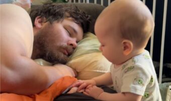 起きたらショックを受けそう。初めて「ダァダ」と赤ちゃんが呼んだ時、パパは・・すぐそばで寝ていた!?【海外・動画】