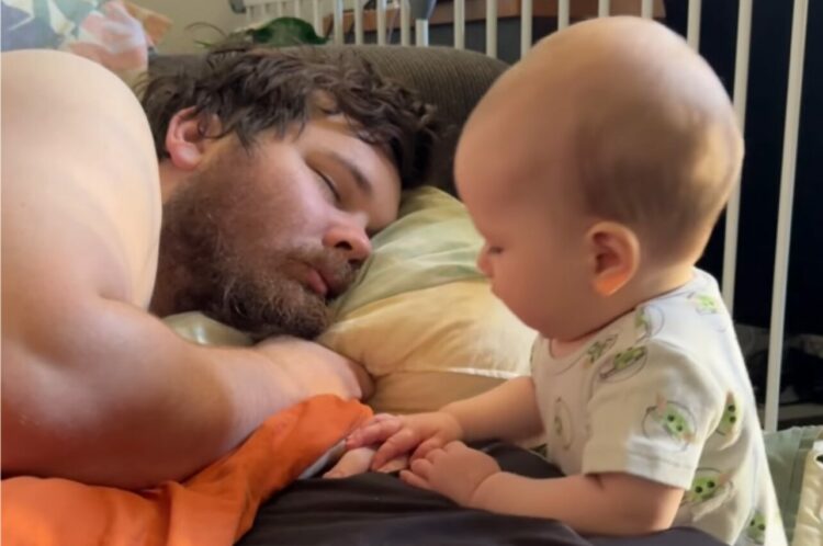 起きたらショックを受けそう。初めて「ダァダ」と赤ちゃんが呼んだ時、パパは・・すぐそばで寝ていた！？【海外・動画】