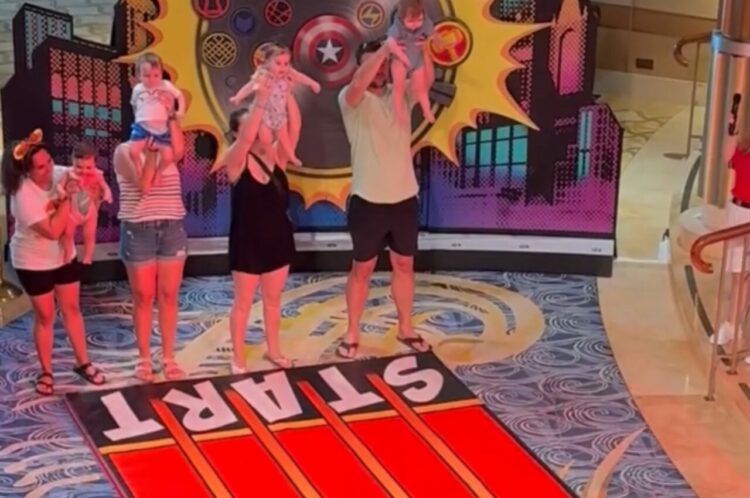 世界一かわいいレースがスタート！個性豊かな選手の赤ちゃんたちに会場は大盛り上がり！！【アメリカ・動画】