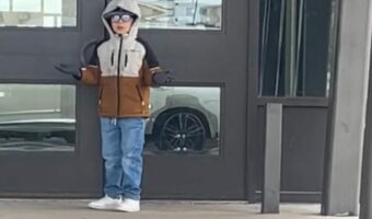 両親に送り出されて登校したのに学校が開いていない?まさかのエイプリルフールのドッキリ!!【アメリカ・動画】