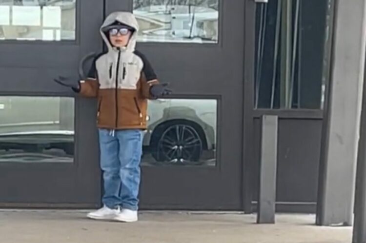 両親に送り出されて登校したのに学校が開いていない？まさかのエイプリルフールのドッキリ！！【アメリカ・動画】