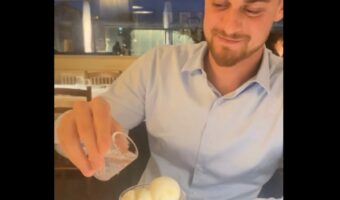 塩梅が難しい・・。デザートのアイスに添えられたリキッドをかけようとした結果・・【海外・動画】