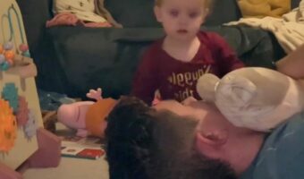 娘ちゃんのお人形で遊んでいたパパ。それを後悔するハプニング発生！？【海外・動画】