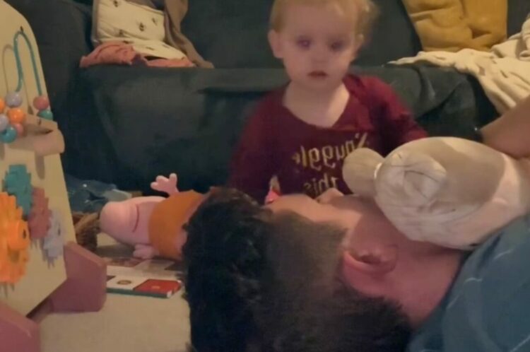 娘ちゃんのお人形で遊んでいたパパ。それを後悔するハプニング発生！？【海外・動画】