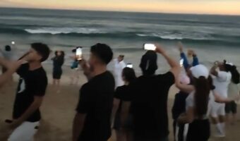 いったい何が始まるの!?ビーチに集まった人々が歓声をあげて待っていたショーは・・!!【海外・動画】