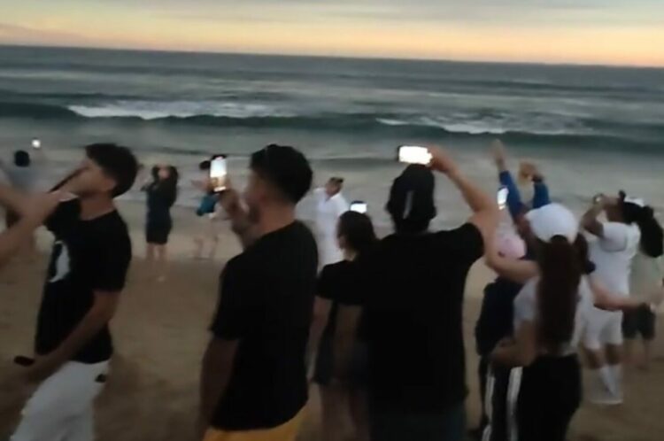 いったい何が始まるの！？ビーチに集まった人々が歓声をあげて待っていたショーは・・！！【海外・動画】