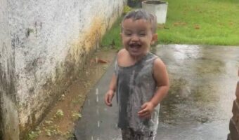 楽しいよね!雨水シャワーを満喫する男の子の様子がかわいすぎる!!