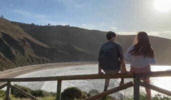 映え動画を撮るのもカンタンじゃない!?ビーチ前に広がる絶景スポットで撮影するカップルにまさかの結末が!!【海外・動画】