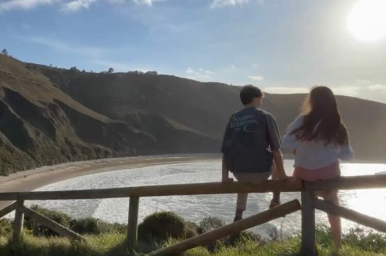 映え動画を撮るのもカンタンじゃない！？ビーチ前に広がる絶景スポットで撮影するカップルにまさかの結末が！！【海外・動画】