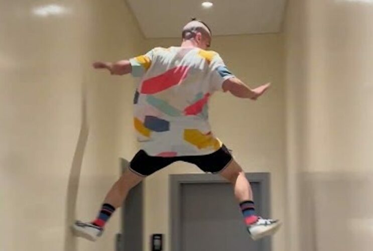 屋内で迫力のパルクール！廊下の壁をジャンプでどんどんのぼっていく！！