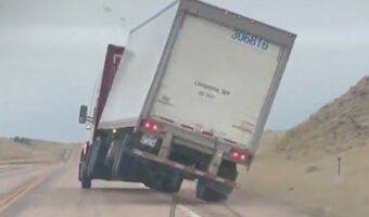 前を走るトラックを突風が襲う・・!風にあおられコンテナが!!【アメリカ・動画】
