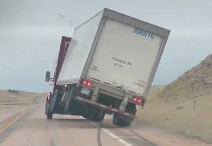 前を走るトラックを突風が襲う・・！風にあおられコンテナが！！【アメリカ・動画】