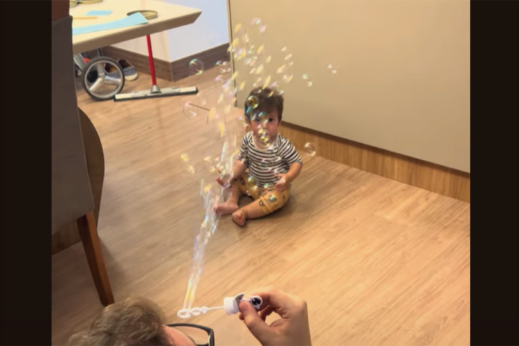 喜んでくれるかな？初めてシャボン玉を見た赤ちゃんのリアクションは・・【海外・動画】