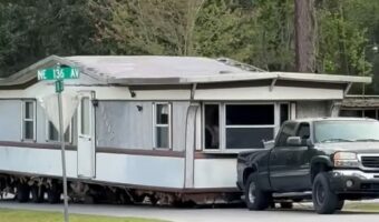 ピックアップトラックがけん引する荷物にビックリ！運んでいるのは・・家そのもの！？！？【アメリカ・動画】