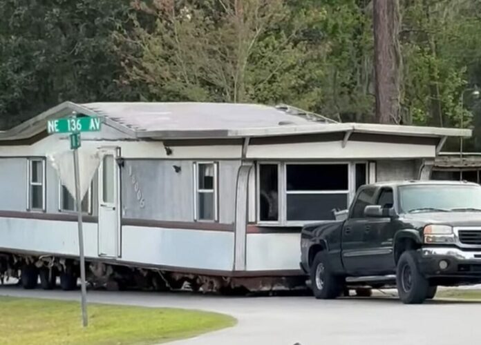 ピックアップトラックがけん引する荷物にビックリ！運んでいるのは・・家そのもの！？！？【アメリカ・動画】