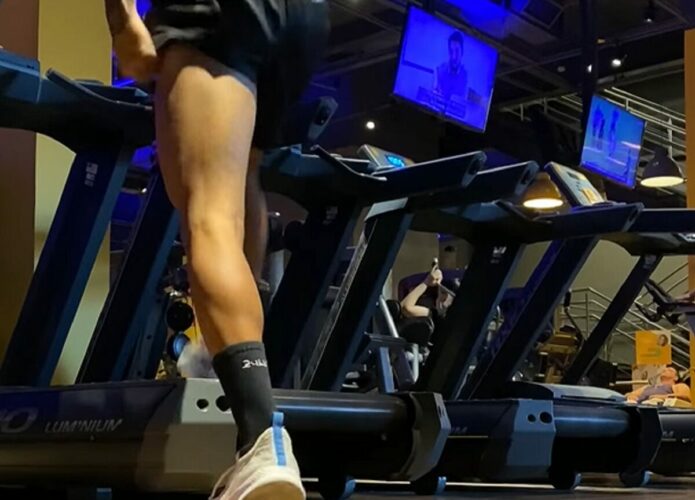 ルームランナーでアクシデント！走ろうと片足を乗せたその瞬間！！【海外・動画】