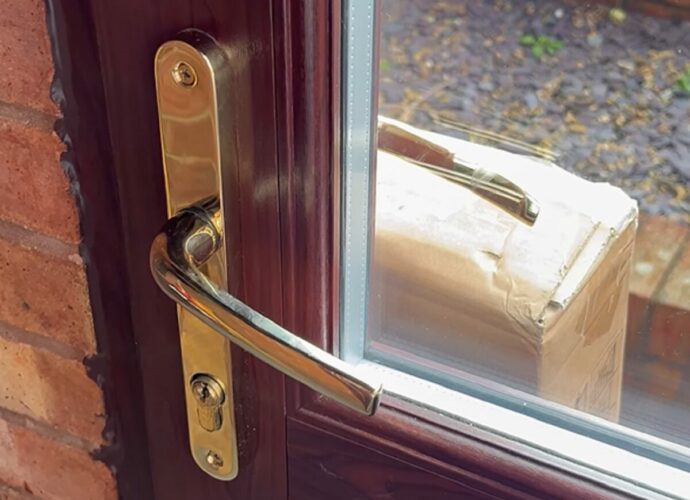 この置き配は勘弁して！そこに置かれたらドアが開けられないよ！！【海外・動画】