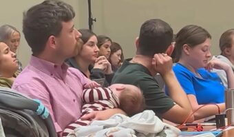 学生の本分は学業・・とはいかない！？赤ちゃんをあやしながら真面目に講義を受けるパパの姿をアメリカの大学で発見！！