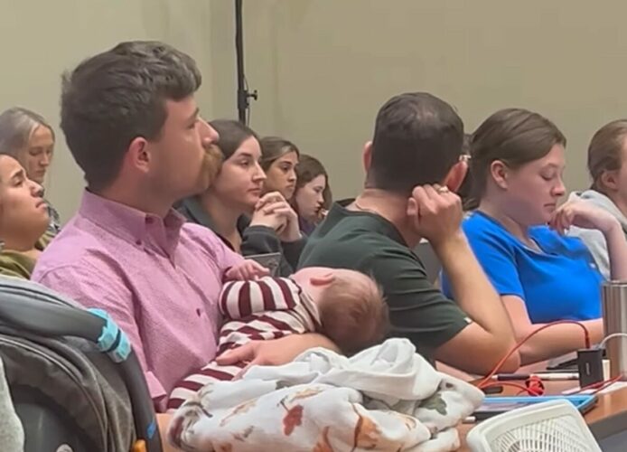 学生の本分は学業・・とはいかない！？赤ちゃんをあやしながら真面目に講義を受けるパパの姿をアメリカの大学で発見！！