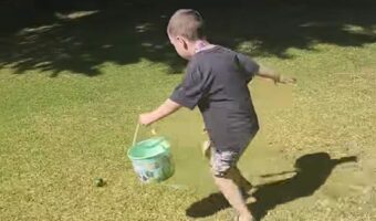 楽しいイースターのエッグハント。だけど卵がコロコロ転がってゲットできない!?【海外・動画】